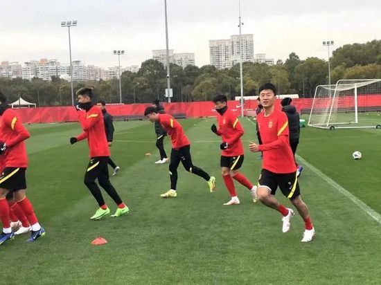 张淼怡泳装照图片